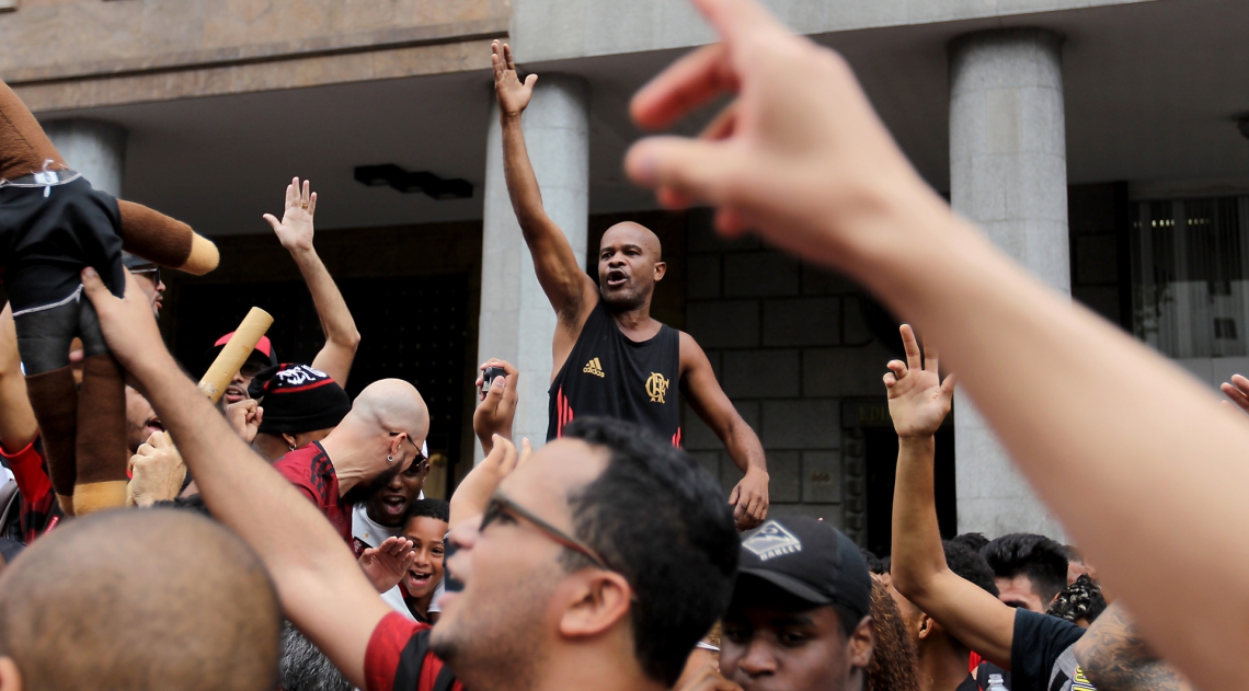 Rio de Janeiro 24/11/2019 - Torcida do Flamengo faz festa na centro doRio a espera dos jogadores. Foto: Luciano Belford/Agencia O Dia