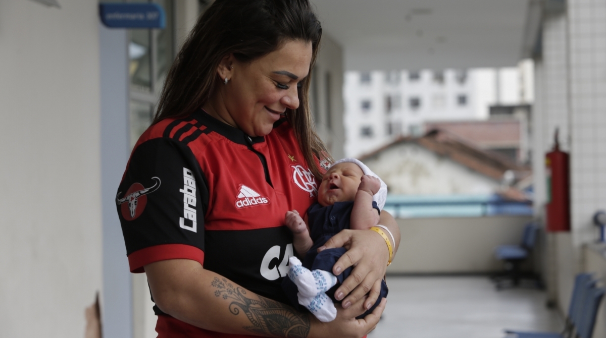 2019-11-24 - Pamela Marques, torcedora do Flamengo, teve um bebe ontem (23) no dia do titulo do Flamengo da Libertadores da America. Ela apos o jogo, resolveu mudar o nome do filho que seria Miguel para Gabriel, em homenagem ao Flamengo e ao jogador Gabriel, o Gabigol. Foto: Daniel Castelo Branco / Agencia O Dia