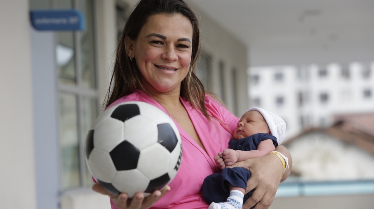 2019-11-24 - Pamela Marques, torcedora do Flamengo, teve um bebe ontem (23) no dia do titulo do Flamengo da Libertadores da America. Ela apos o jogo, resolveu mudar o nome do filho que seria Miguel para Gabriel, em homenagem ao Flamengo e ao jogador Gabriel, o Gabigol. Foto: Daniel Castelo Branco / Agencia O Dia