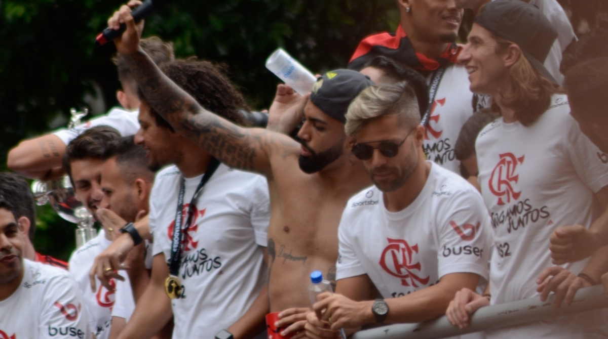 Rio, 24/11/2019 - AGÊNCIA DE NOTÍCIAS/PARCEIRO - Movimentação de torcedores do Flamengo em comemoração do título da Copa Libertadores 2019, no Centro do Rio de Janeiro, neste domingo (24). Foto: Vanessa Ataliba/Parceiro/Agência O Dia - Vanessa Ataliba/Parceiro/Agência O Dia