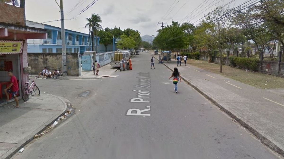 Homem teria sido alvejado pelas costas na Rua Professor Souza Moreira, próximo à estação de trem de Inhoaíba - Reprodução/Google Maps