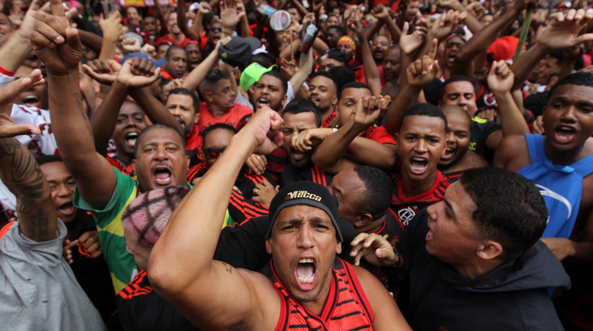 Rio de Janeiro 24/11/2019 - Torcida do Flamengo faz festa na centro doRio a espera dos jogadores. Foto: Luciano Belford/Agencia O Dia - Luciano Belford