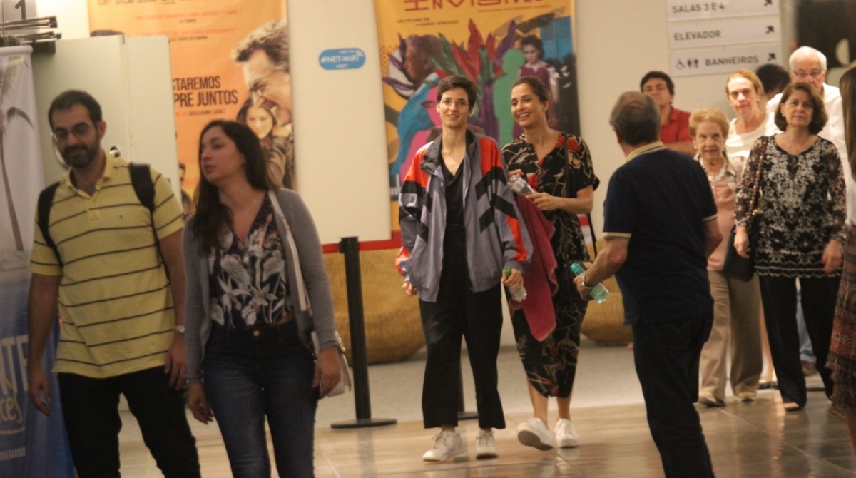Camila Pitanga e Beatriz Coelho s&atilde;o fotografadas indo ao cinema no Rio  - Picasa
