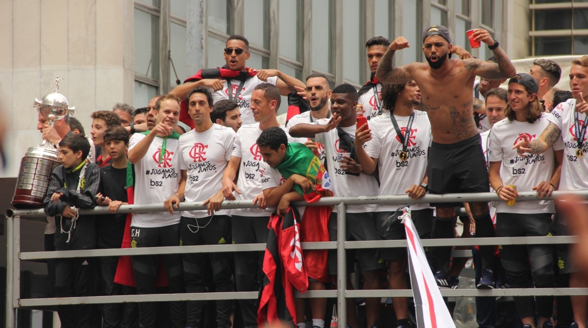 Rio, 24/11/2019 - AGÊNCIA O DIA/PARCEIRO - Movimentação de torcedores do Flamengo em comemoração do título da Copa Libertadores 2019, no Centro do Rio de Janeiro, neste domingo (24). Foto: Fausto Maia/Parceiro/Agência O Dia