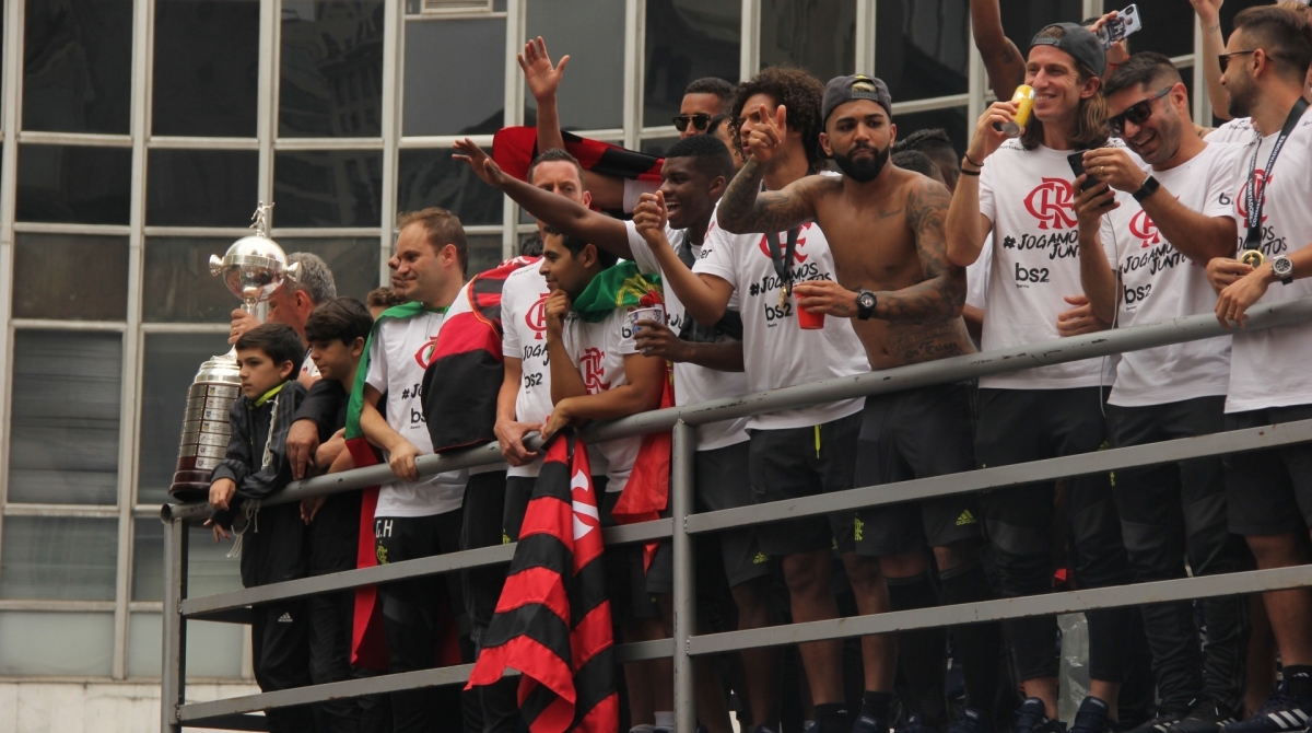 Rio, 24/11/2019 - AG&Ecirc;NCIA DE NOT&Iacute;CIAS/PARCEIRO - Movimenta&ccedil;&atilde;o de torcedores do Flamengo em comemora&ccedil;&atilde;o do t&iacute;tulo da Copa Libertadores 2019, no Centro do Rio de Janeiro, neste domingo (24). Foto: Fausto Maia/Parceiro/Ag&ecirc;ncia O Dia
