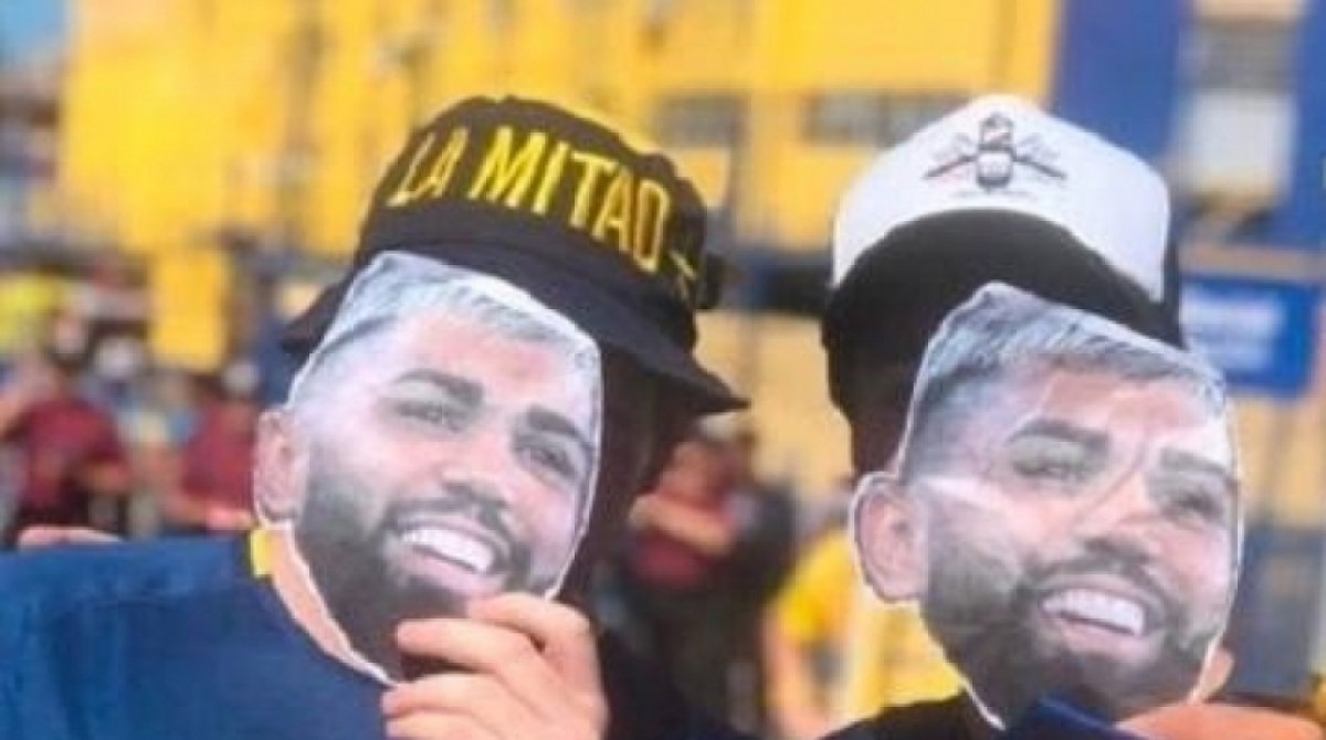 Torcedores do Boca Juniors usam a máscara de Gabigol na Bombonera - Reprodução/Twitter