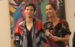 Camila Pitanga deixa vizinhos avisados para chamar a pol&iacute;cia em caso de paparazzi 