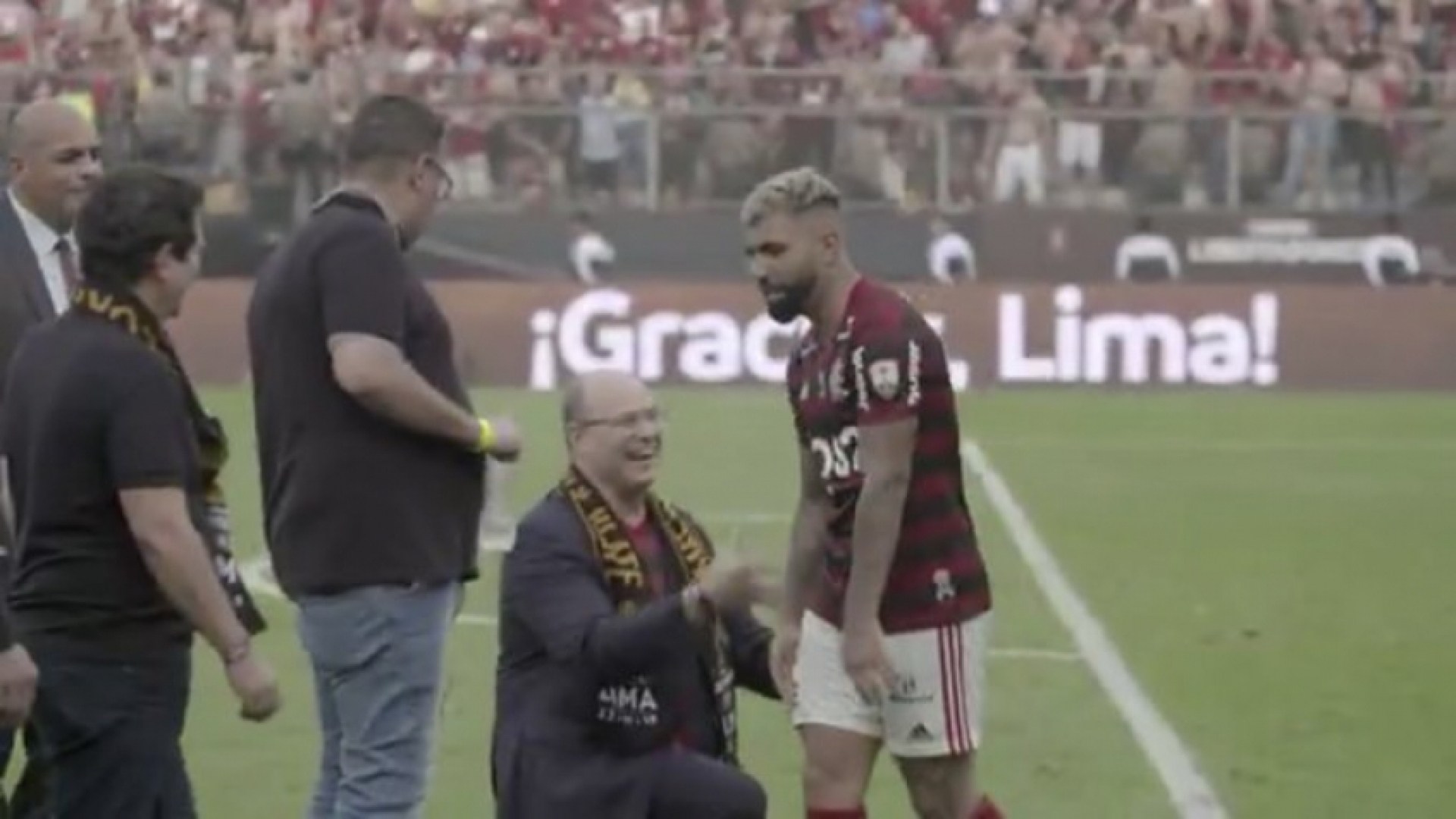 Witzel se ajoelha para Gabigol - Reprodução