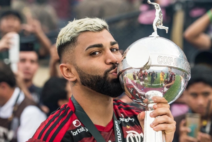Gabigol beija o troféu da Libertadores