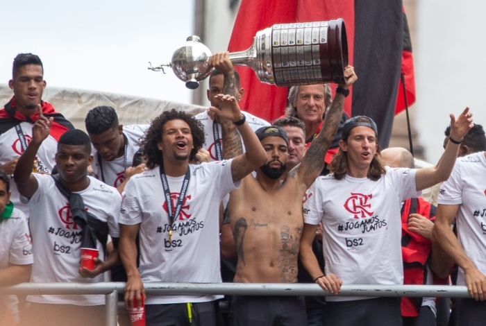 Jogadores do Flamengo comemoram o título da Copa Libertadores 2019 com a torcida na avenida Presidente Vargas, no centro do Rio de Janeiro, neste domingo (24).