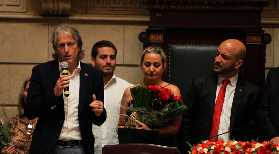 Jorge Jesus recebe t&iacute;tulo de cidad&atilde;o do rio na C&acirc;mara de Vereadores do Rio de Janeiro. Na foto, Presidente do Flamengo chora durante a homenagem.
      Byline