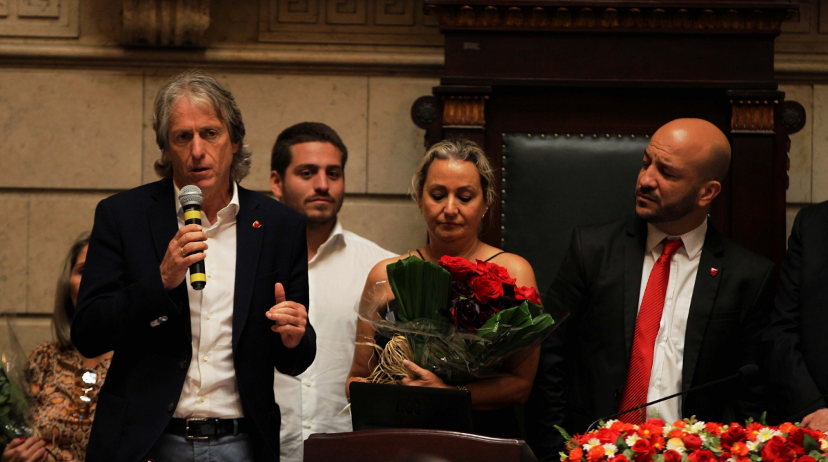 Jorge Jesus recebe título de cidadão do rio na Câmara de Vereadores do Rio de Janeiro. Na foto, Presidente do Flamengo chora durante a homenagem.
      Byline