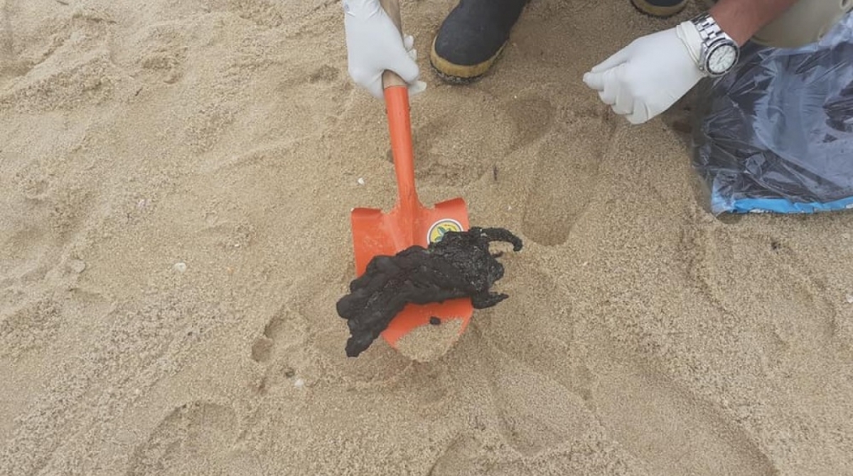 Óleo recolhido no Canal das Flechas, em Quissamã - Defesa Civil de Quissamã/Divulgação