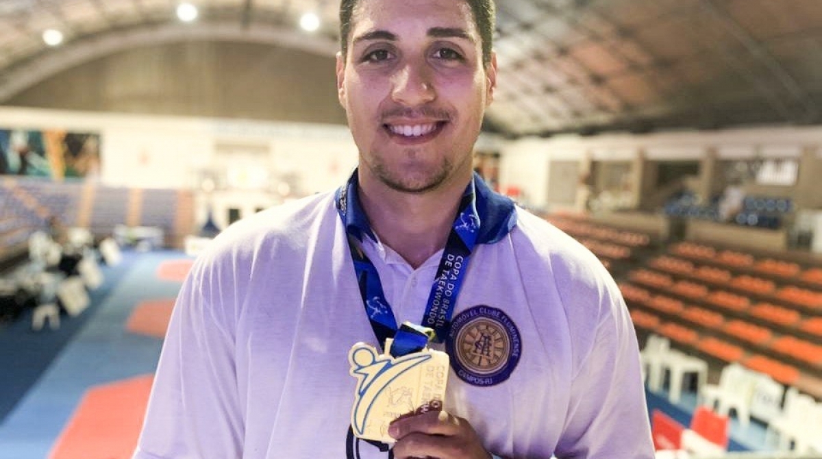 Allif Souza exibe uma das quatro medalhas de ouro na Copa Brasil de Taekwondo que obteve ao longo da temporada - Divulga&ccedil;&atilde;o prefeitura de Campos