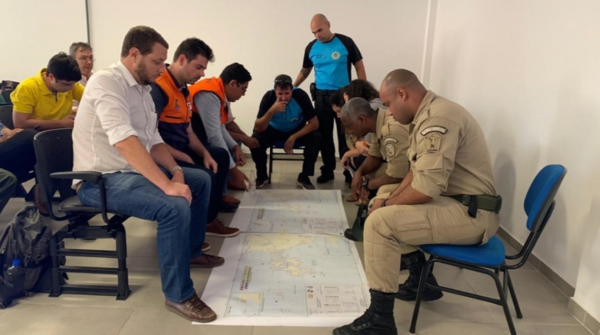 Guardas municipais participam de treinamento para retirada de óleo das praias em Niterói