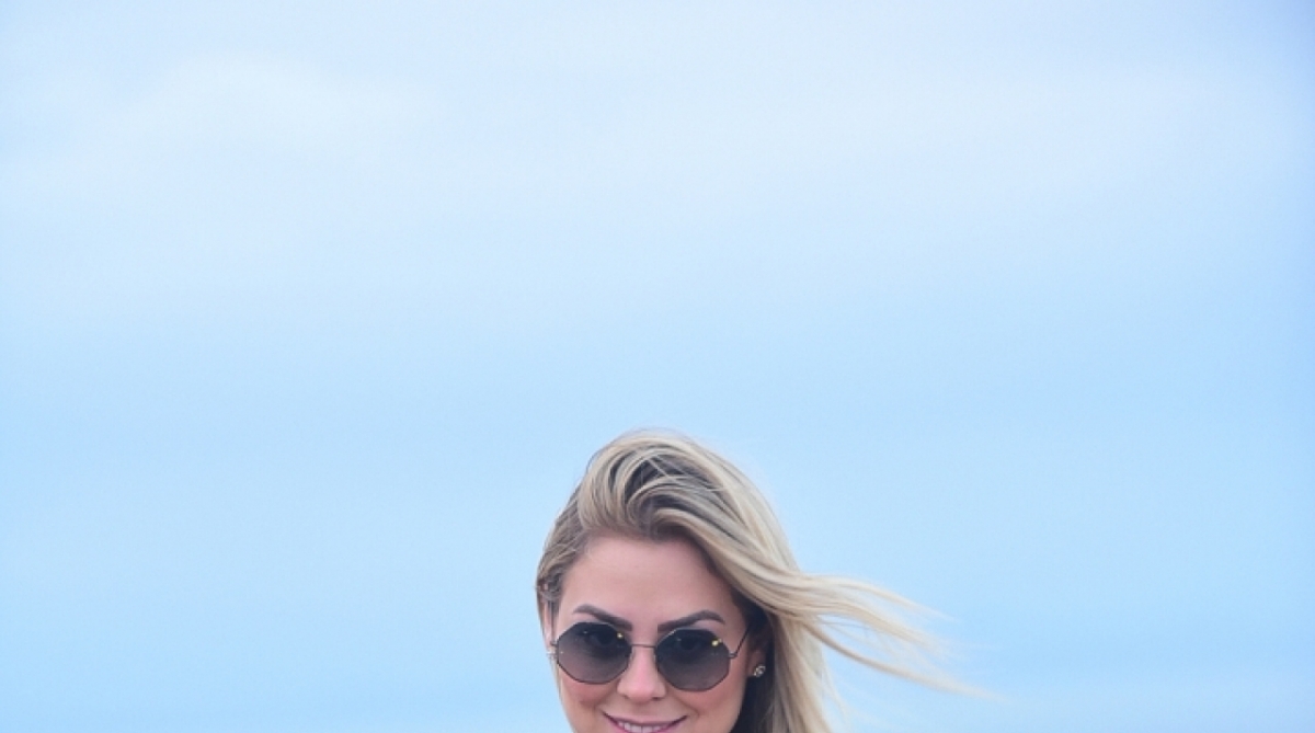 Vivian Amorim e Isabella Cecchi mostram suas curvas no cruzeiro de Wesley Safadão