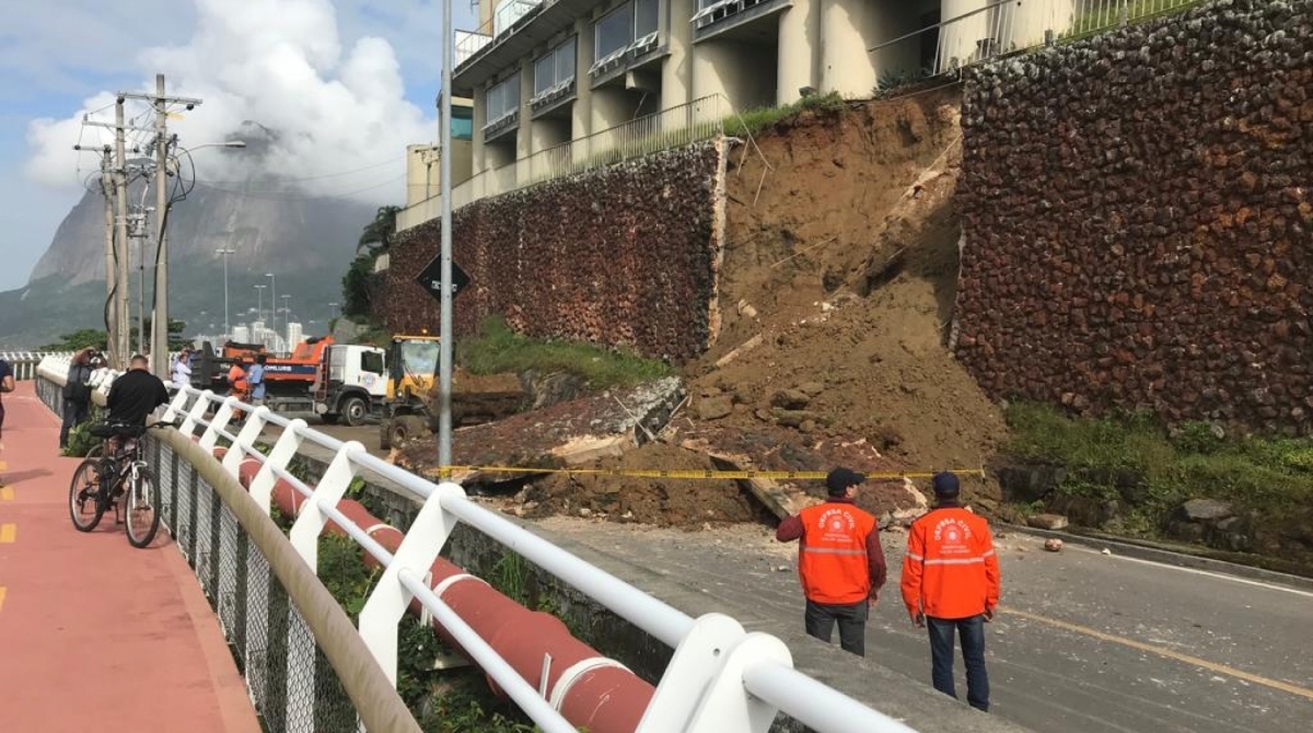 Parte do muro do motel Vip's desaba na Avenida Niemeyer