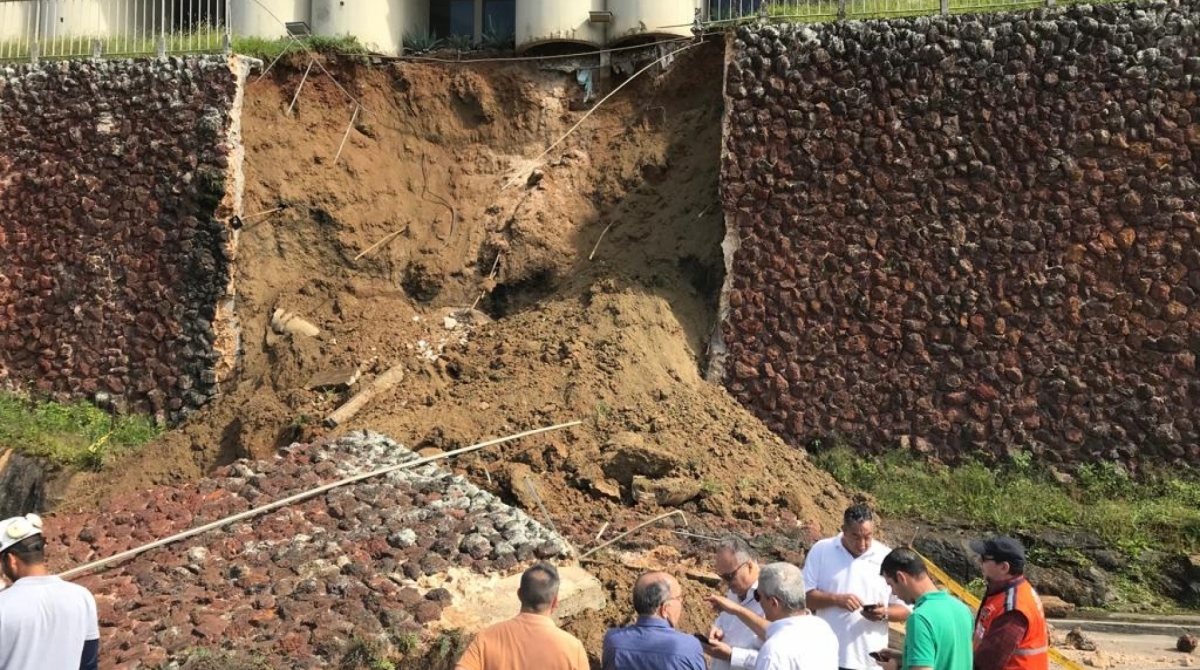 Parte do muro do Motel Vip's desabou na Avenida Niemeyer - Reginaldo Pimenta 