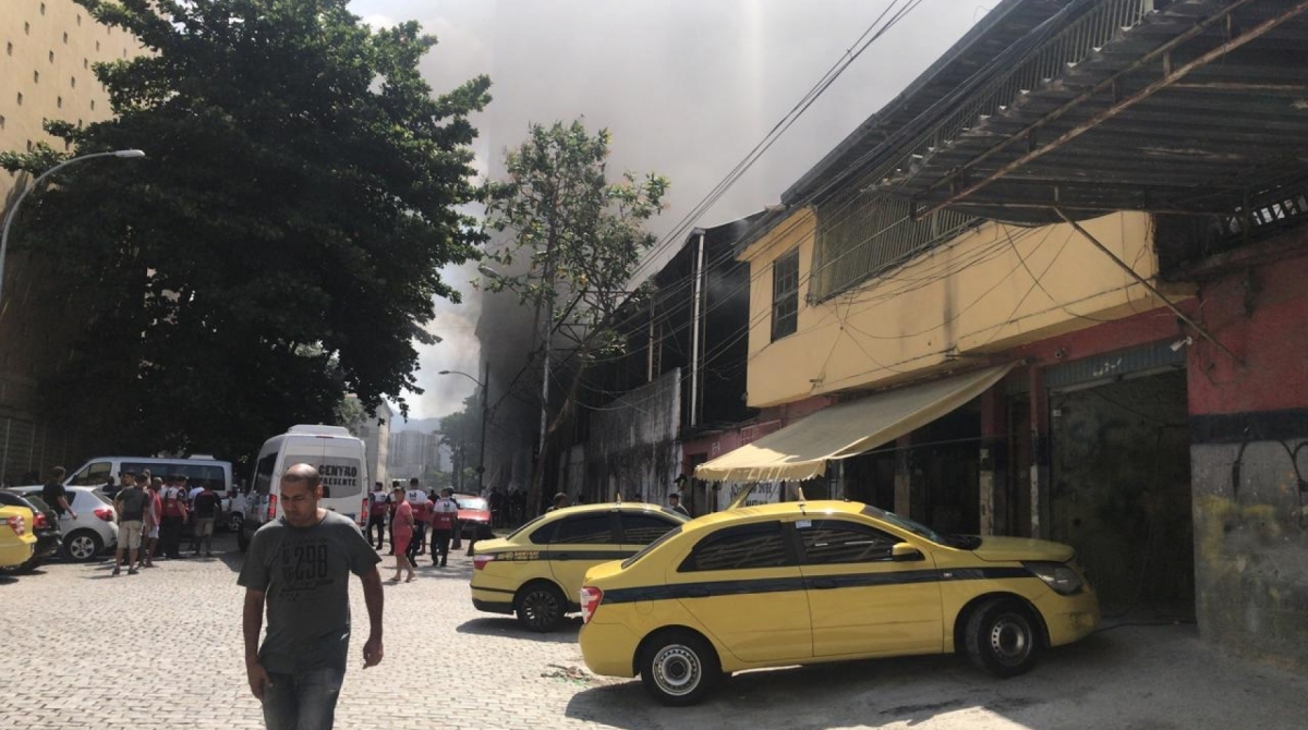 Imagens enviadas ao WhatsApp mostram uma fumaça preta saindo do barracão do Império Serrado - Leitor WhatsApp O DIA 