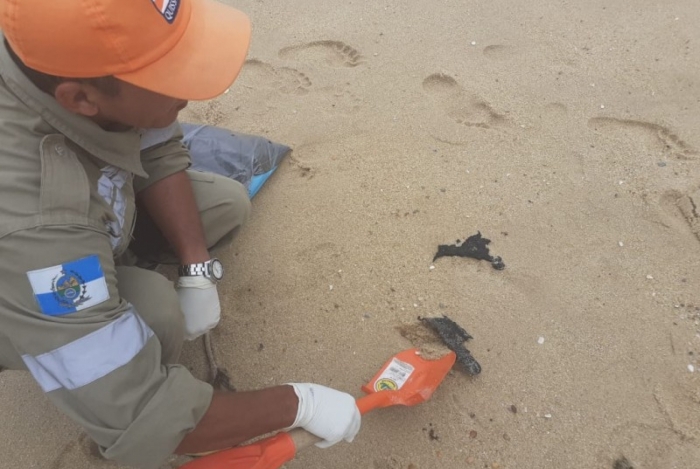 Fragmentos de óleo foram encontrados, no domingo, em praia do município de Quissamã, no Norte Fluminense
