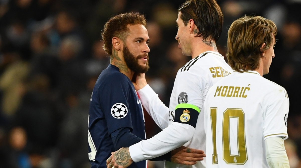 De volta à Liga dos Campeões, Neymar cumprimenta Sergio Ramos - GABRIEL BOUYS / AFP