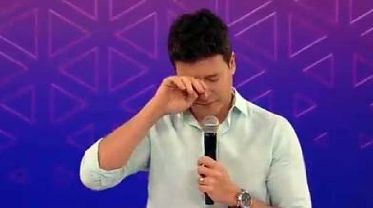 Rodrigo Faro durante homenagem ao apresentador Gudu Liberato - Reprodução / Record TV