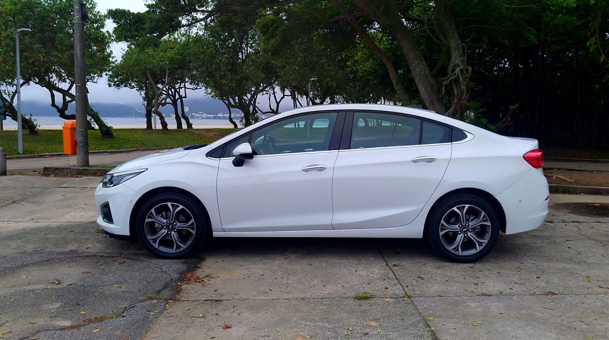 O Cruze tem 2,70 m de entre-eixos. A medida é a mesma dos seus principais concorrentes no segmento