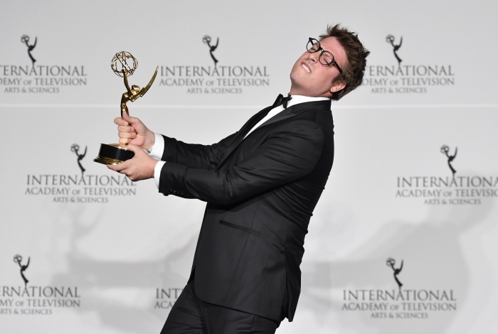Fabio Porchat com o Emmy - AFP