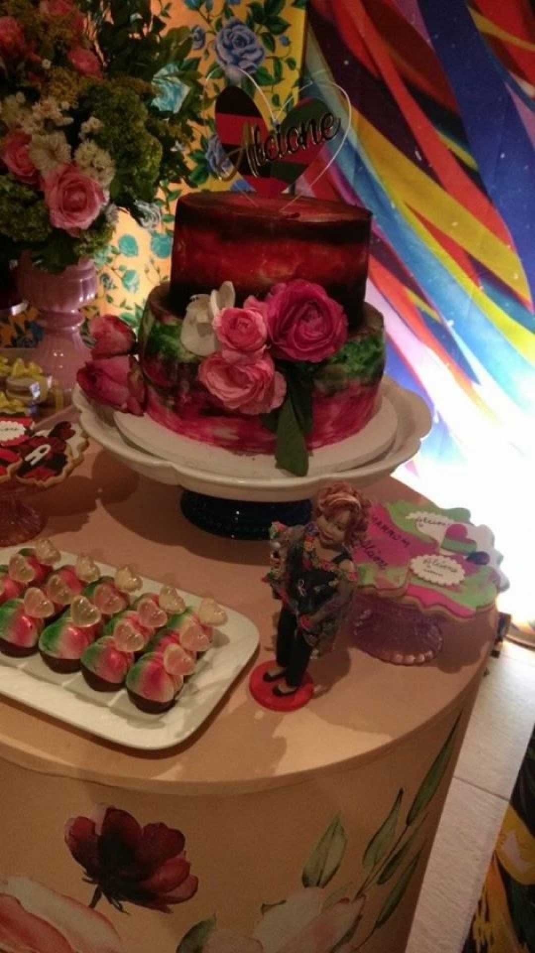 Alcione recebe amigos em sua festa de aniversário