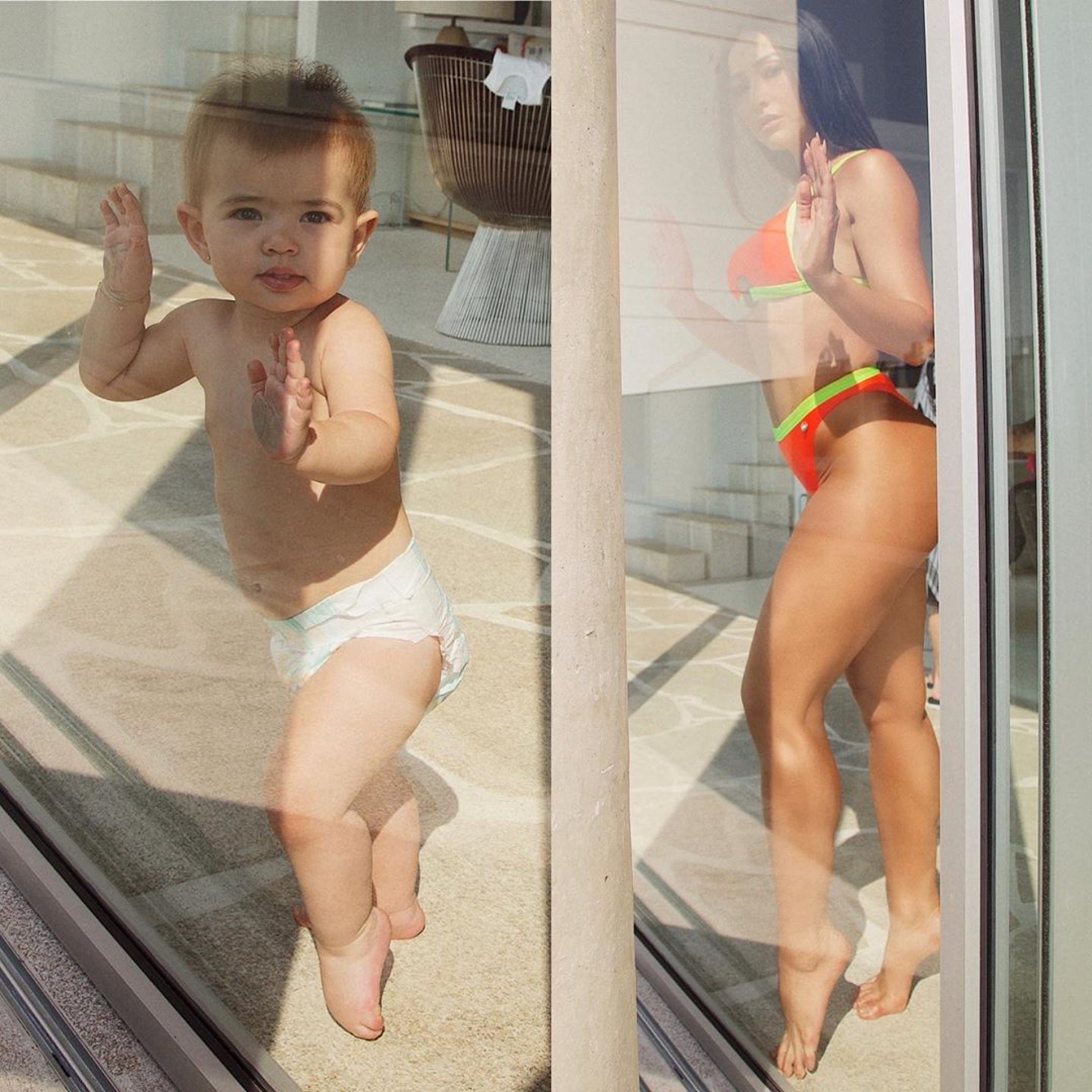 Tal mãe, tal filha: Zoe e Sabrina fazem a mesma pose 