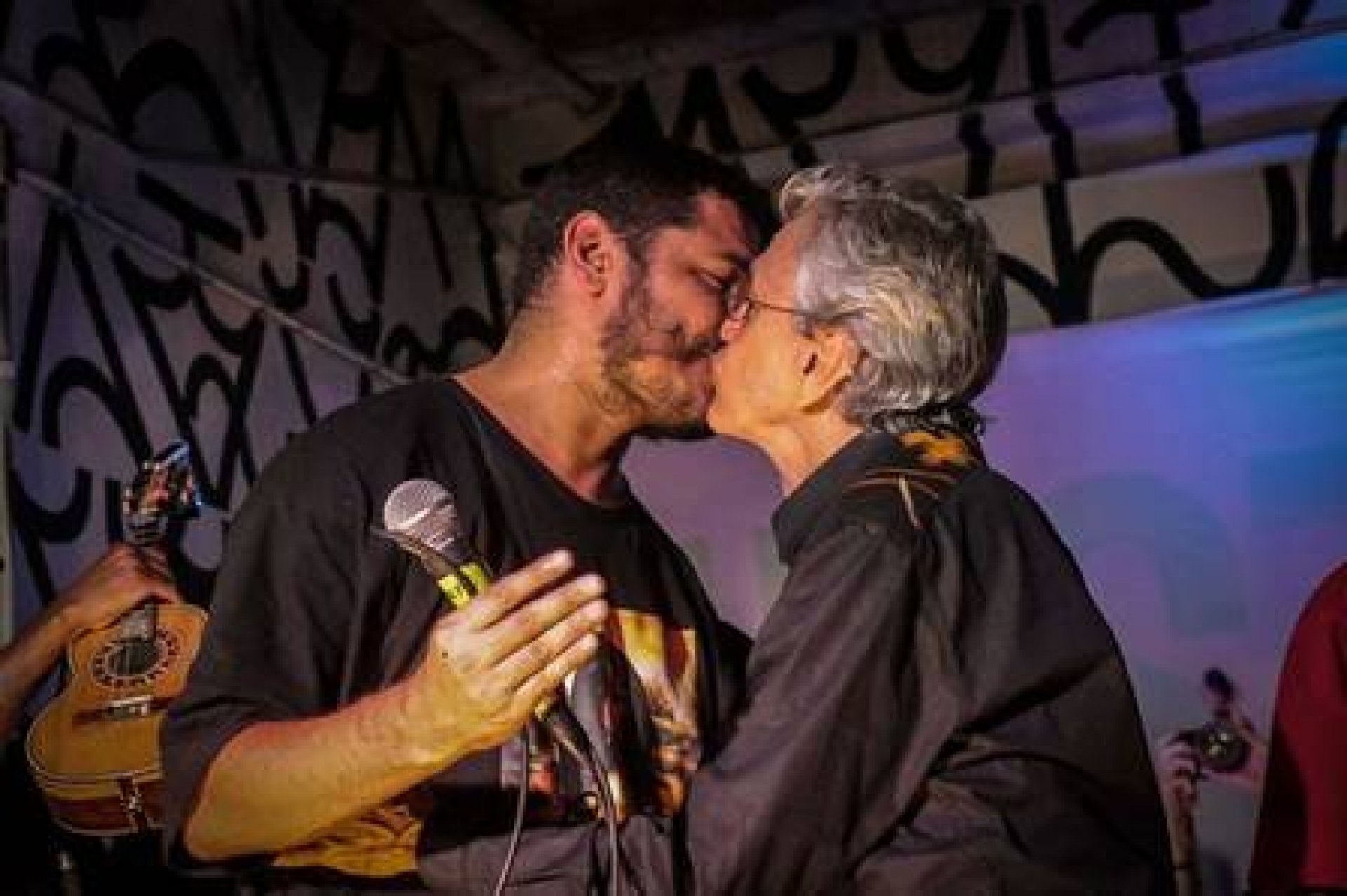 Caetano Veloso e Criolo se beijam em festival de m&uacute;sica em SP