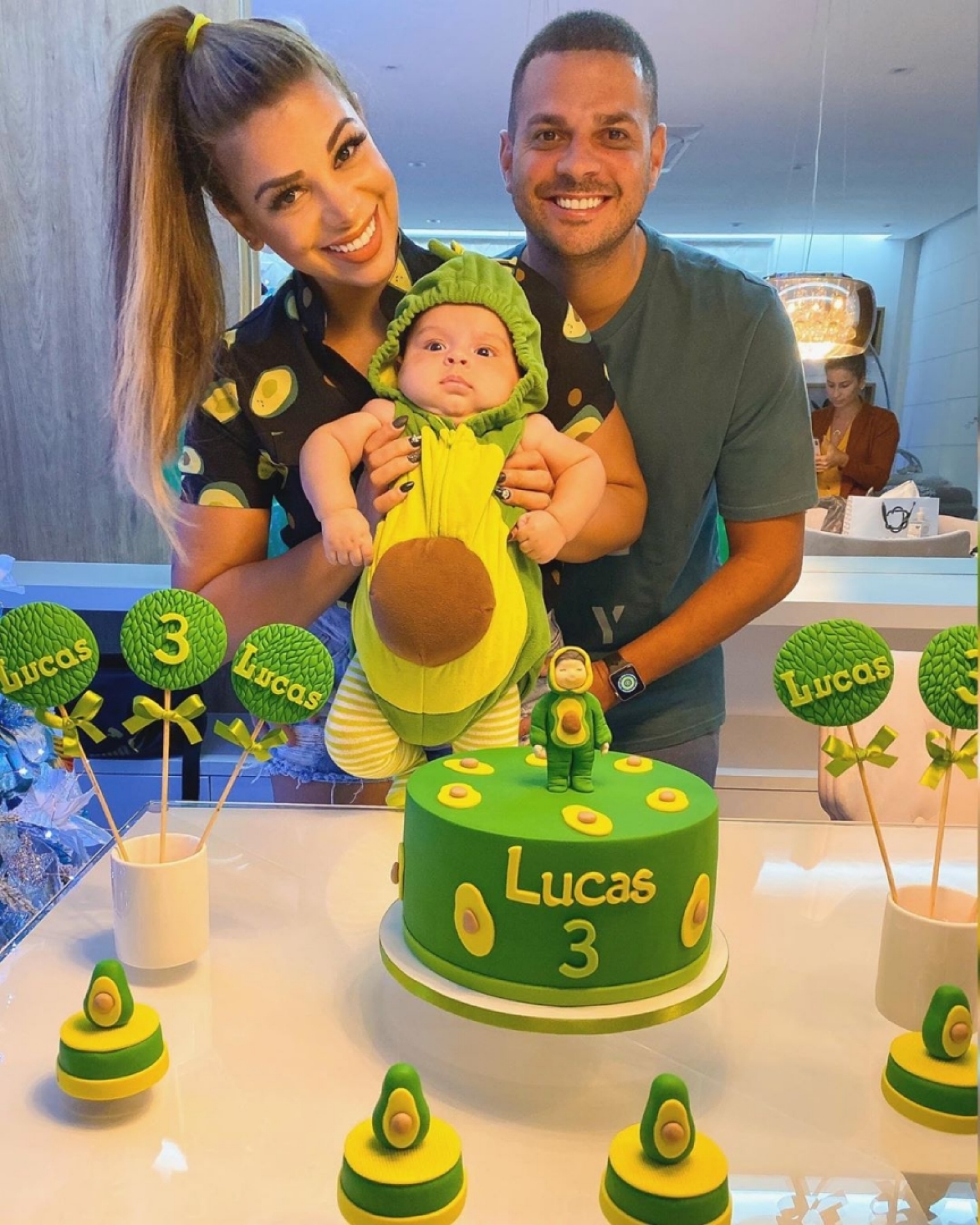 Evelyn Regly vestiu o filho Lucas de abacate para comemorar mesversário - reprodução Instagram