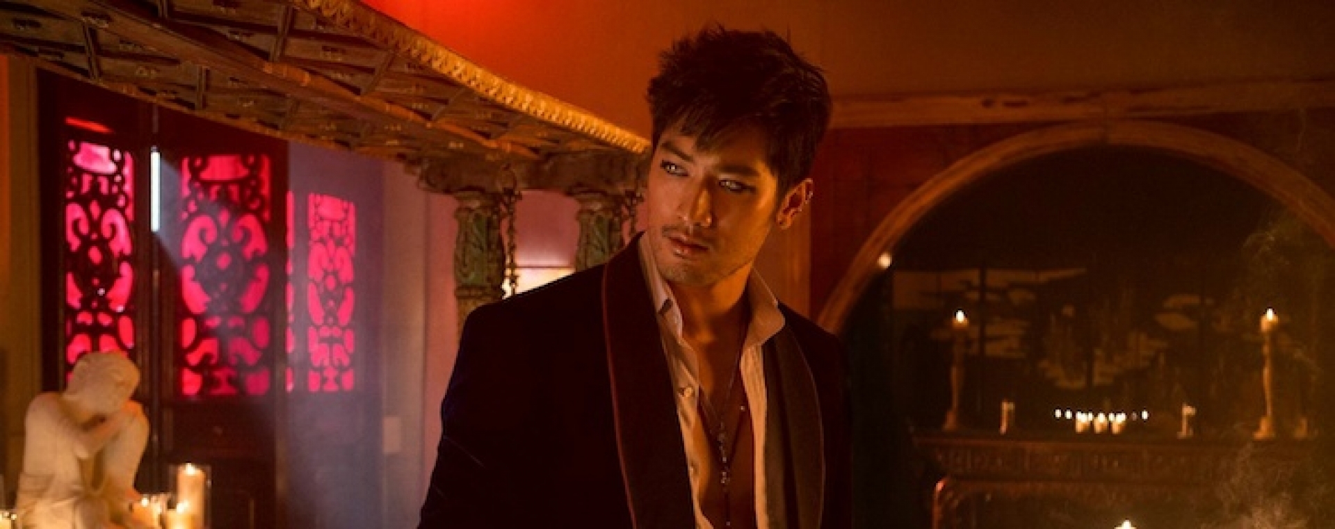 Godfrey Gao como Magnus Bane em 'Instrumentos Mortais: Cidade dos Ossos'