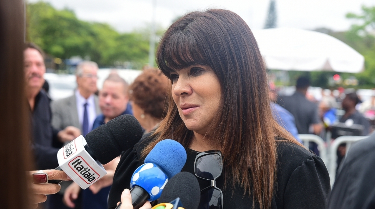 Mara Maravilha chega ao velório de Gugu Liberato