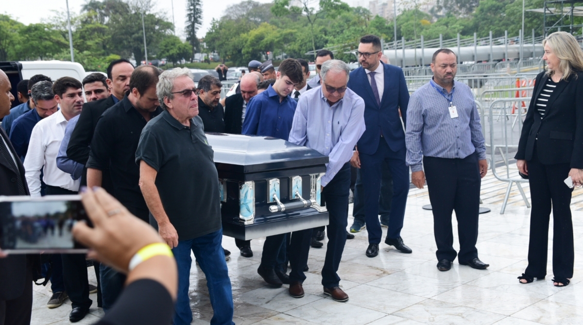 Caix&atilde;o com corpo de Gugu Liberato chega &agrave; Assembleia Legislativa de S&atilde;o Paulo para vel&oacute;rio - Leo Franco / agNews