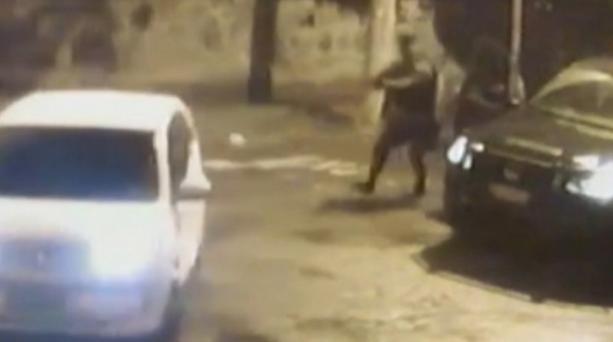 Ação de policial contra carro onde não havia suspeitos gera dúvidas sobre a sua real intenção - Reprodução