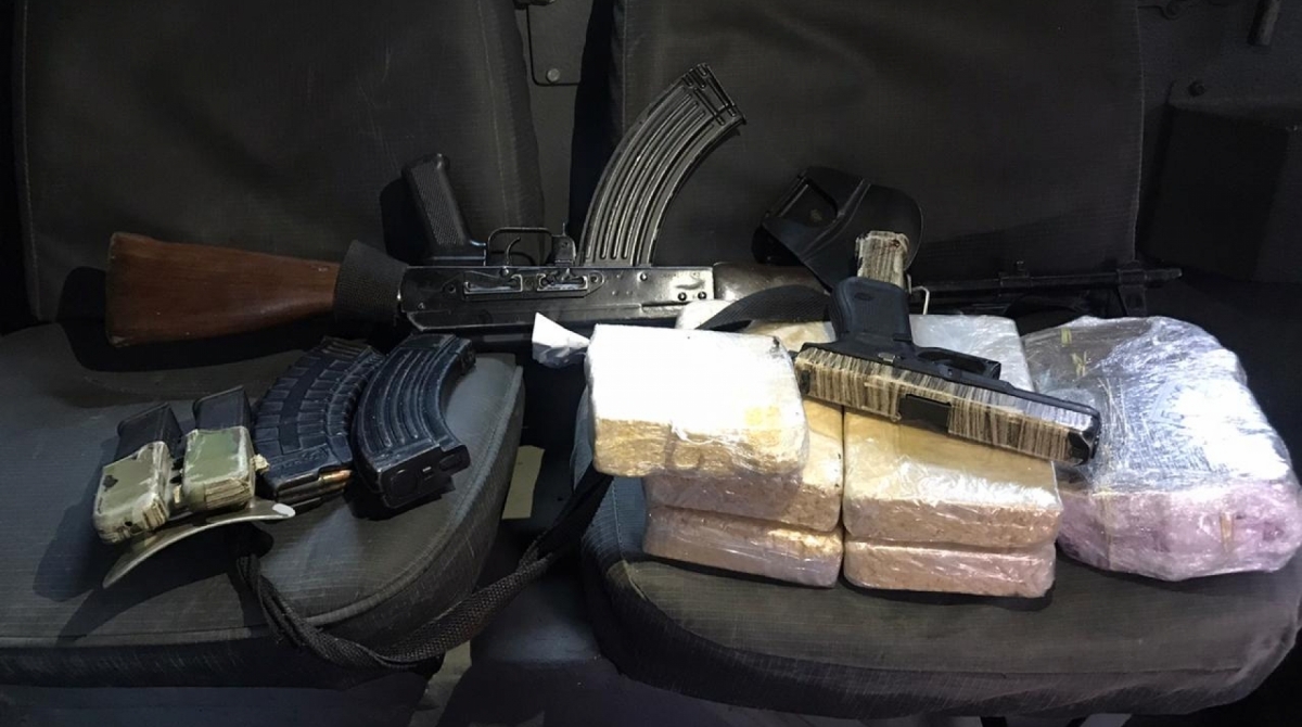 Um fuzil AK47, uma pistola Glock, granadas, carregadores e drogas foram apreendidos no Complexo do Salgueiro, em São Gonçalo
