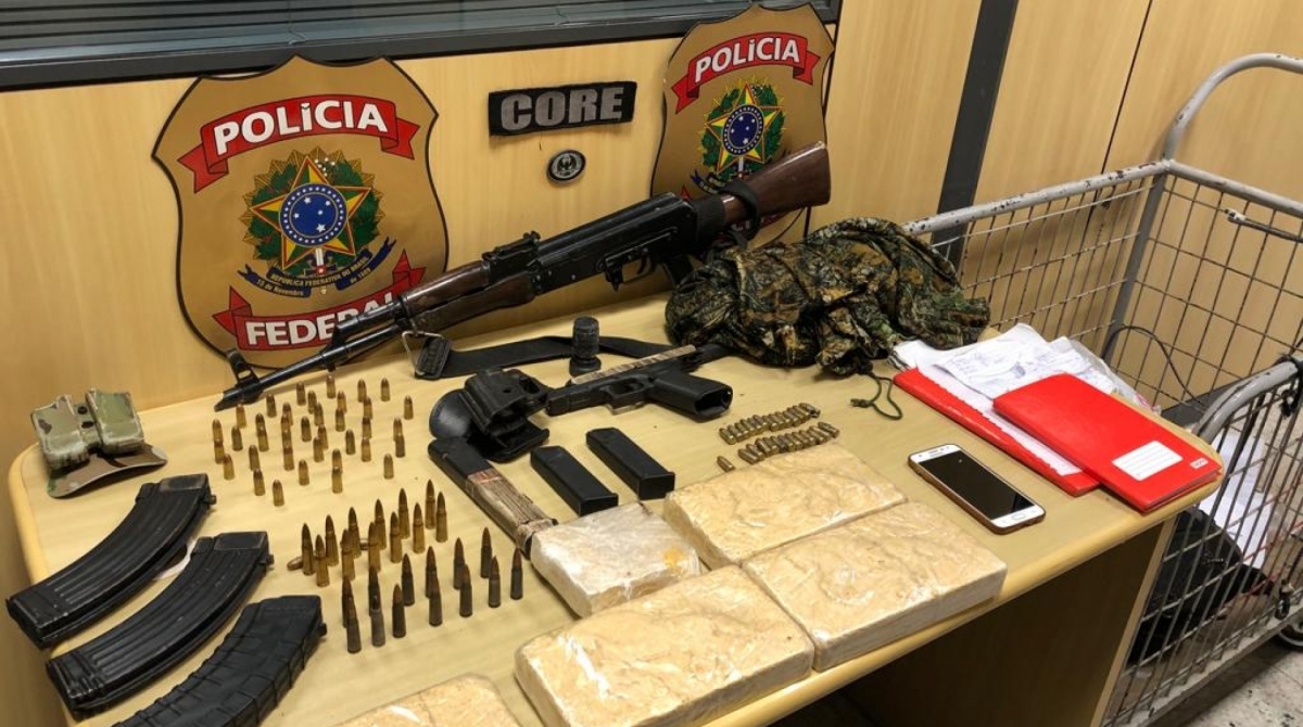 Armas e drogas foram apreendidas durante operação no Complexo do Salgueiro - Divulgação/PF