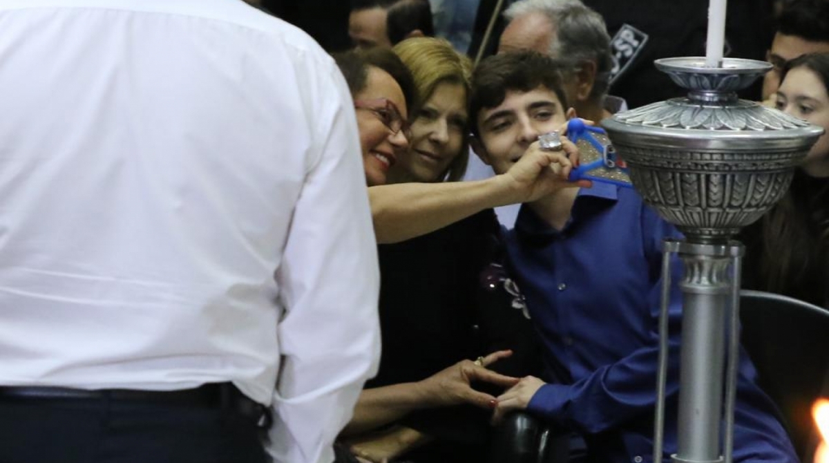 Fãs tiram selfies da mulher de Gugu durante o velório - Reprodução/WhatsApp