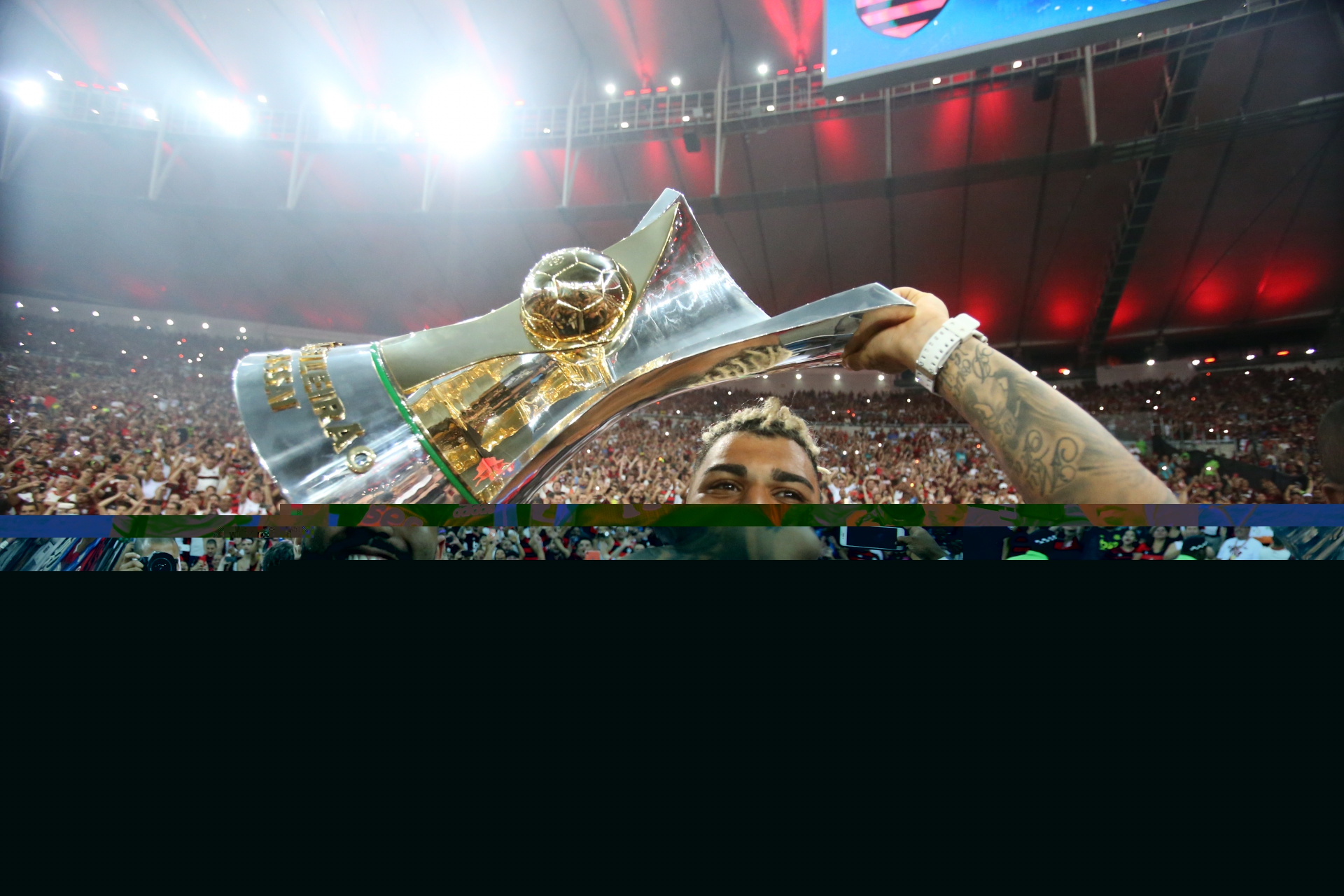 27/11/2019 - FLAMENGO X CEARA - Flamengo reencontra a torcida rubro-negra, nesta quarta-feira, no Maracana, pela 35a rodada do Brasileirao. Gabigol levantando a taca de campeao brasileiro.  Foto: Daniel Castelo Branco / Agencia O Dia