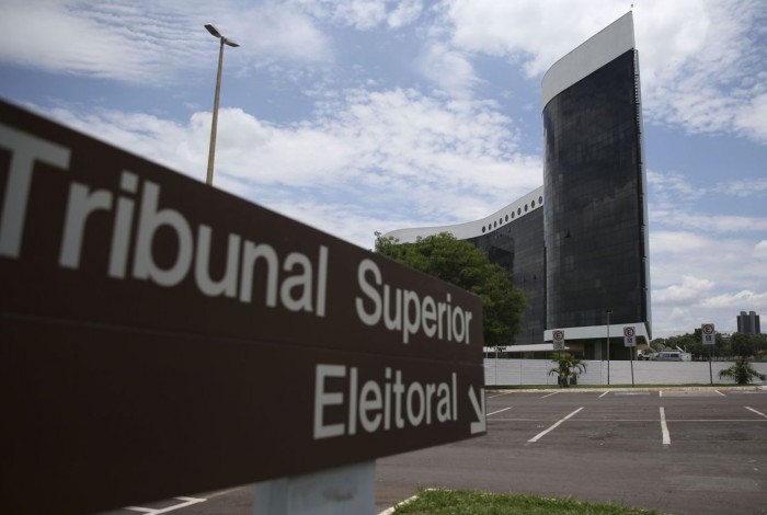 O TSE aumentou o esquema de segurança para acessar o prédio do tribunal neste domingo