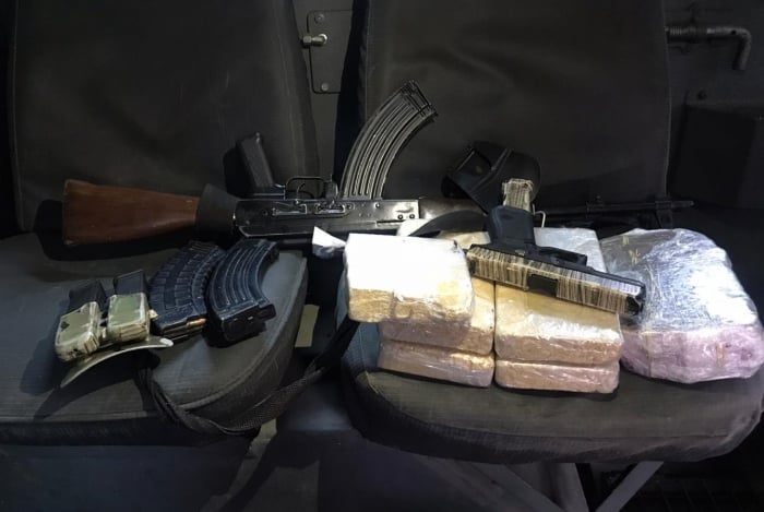 Um fuzil AK47, uma pistola Glock, granadas, carregadores e drogas foram apreendidos no Complexo do Salgueiro, em São Gonçalo