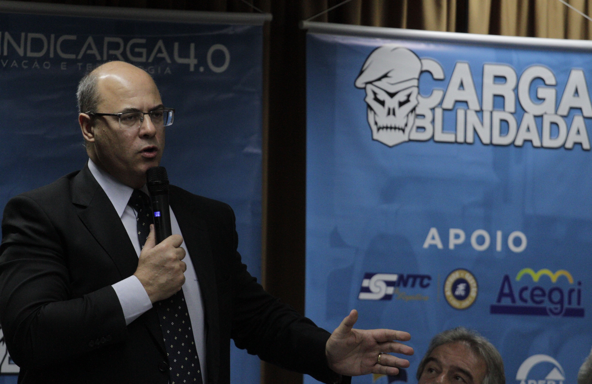 Rio,28/11/2019 - PENHA- Mercado Sao Sebastiao- Wilson Witzel afirmou que o governo estadual vai lançar o Programa Segurança Presente nas Estradas. Na foto, Wilson Witzel com empresarios.Foto: Cleber Mendes/Agência O Dia - Cleber Mendes