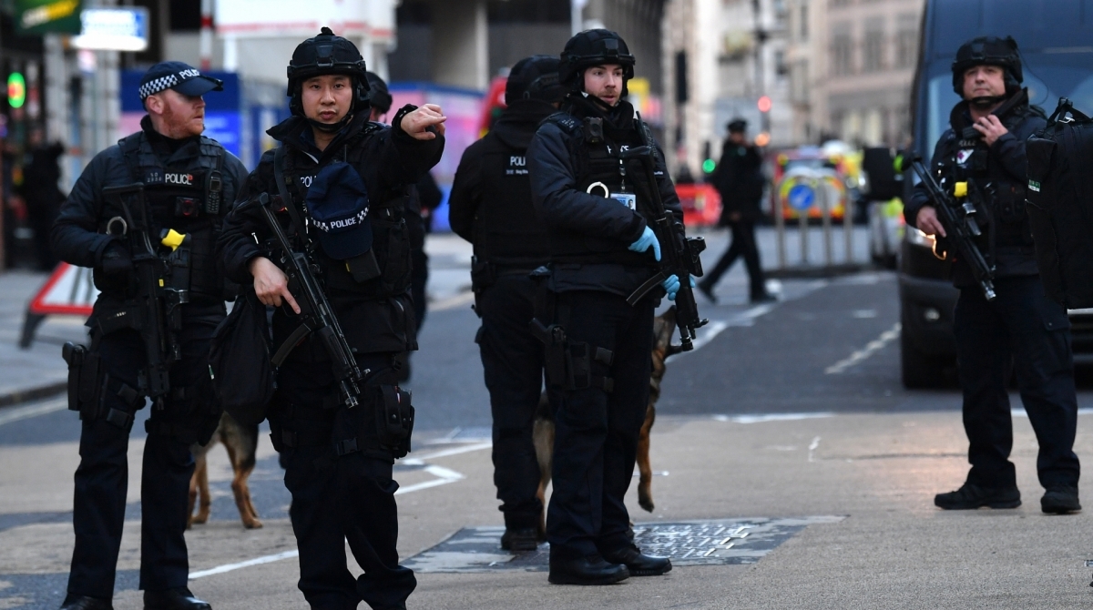 A Pol&iacute;cia Metropolitana disse na sexta-feira que v&aacute;rias pessoas ficaram feridas e um homem foi preso depois de uma facada perto da ponte de Londres, no centro da capital brit&acirc;nica.