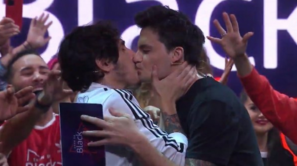 Castanhari e Felipe Neto d&atilde;o selinho durante transmiss&atilde;o ao vivo 