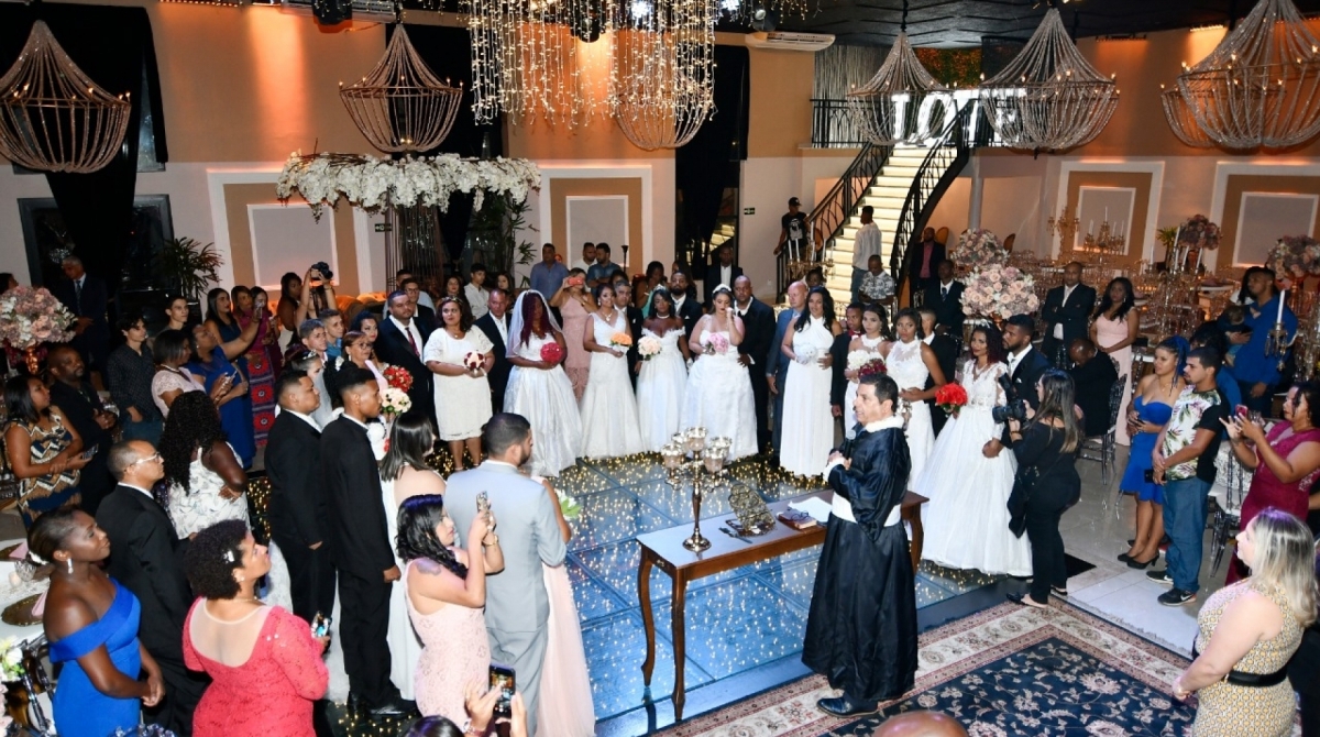 O casamento coletivo aconteceu no salão de festas Ballroom