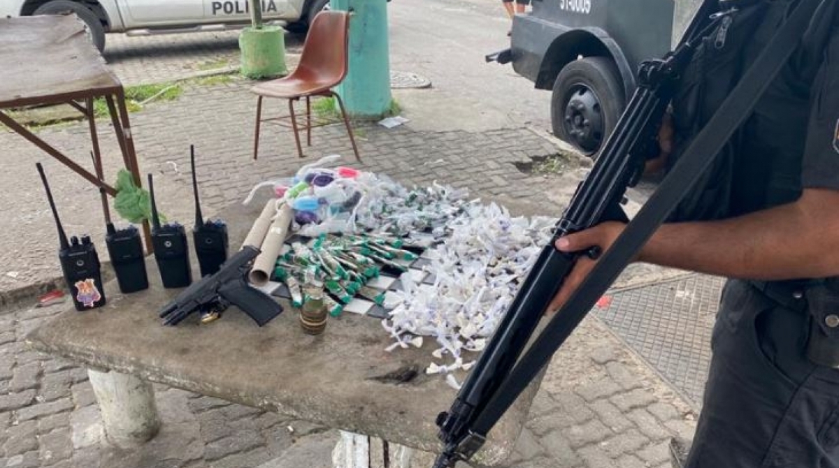 Uma pistola cal. 9mm, uma granada, rádios comunicadores e drogas foram apreendidas na comunidade - Divulgação/PMERJ