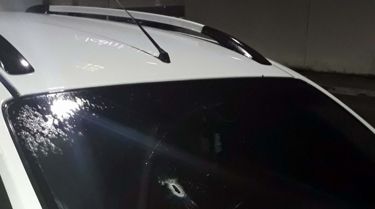 O carro roubado ficou com marcas de tiro - Divulgação / Polícia Militar