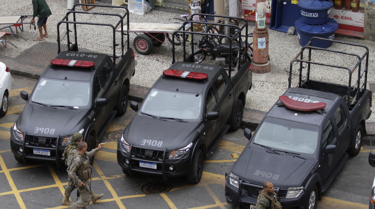 Homem manteve clientes de um bar na Rua do Rezende, na Lapa, como ref&eacute;ns   