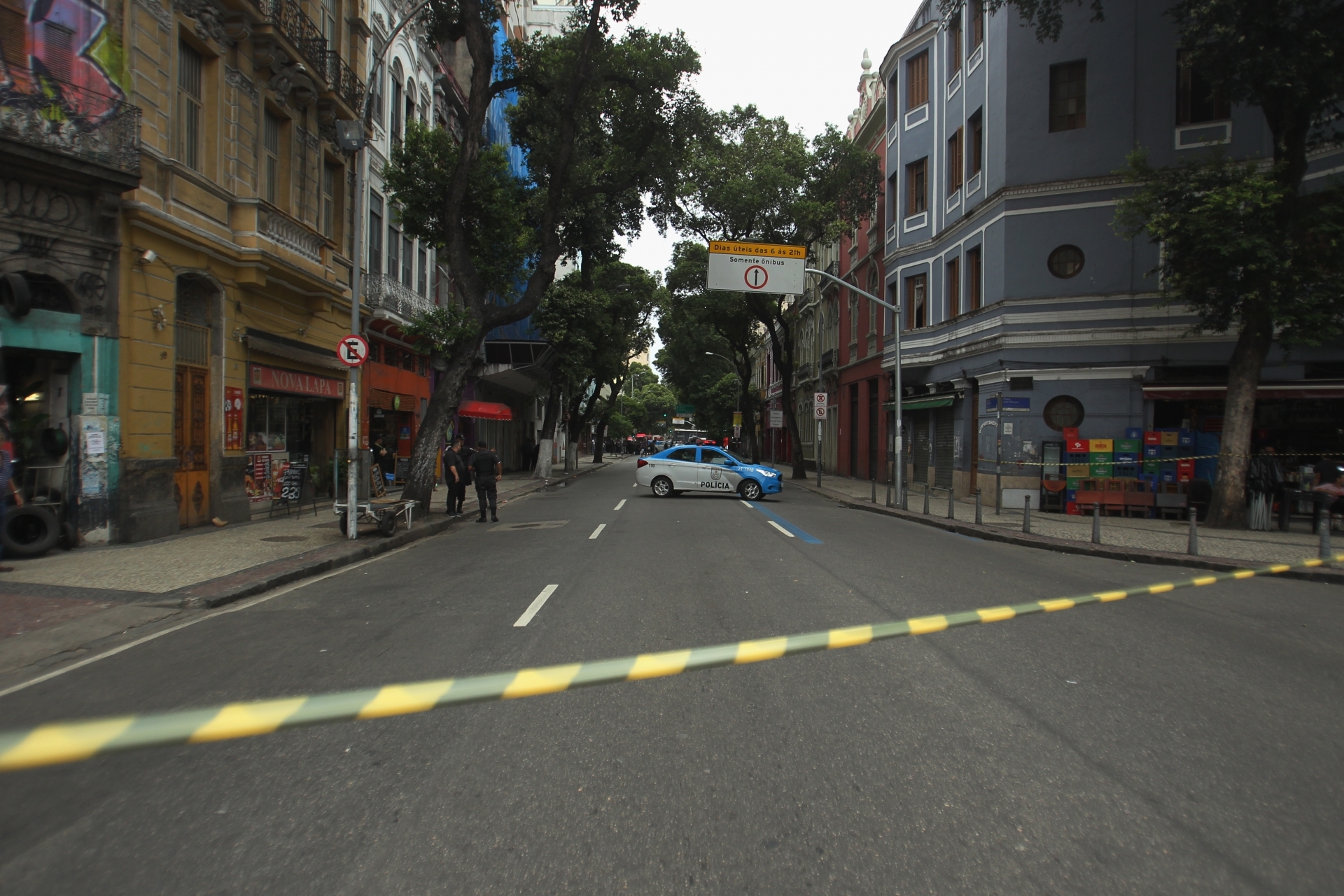 Homem mantém clientes de um bar na Rua do Rezende, na Lapa como reféns.                      - Estefan Radovicz / Agencia O Dia